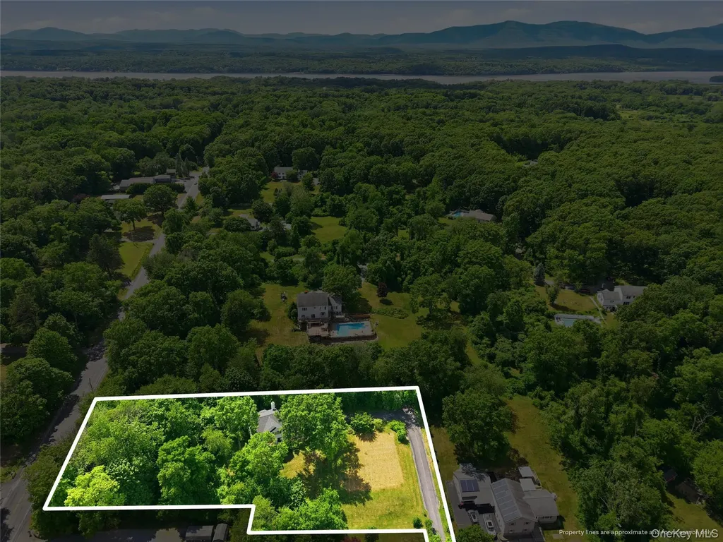 15 Meadow Drive Red Hook NY 12571