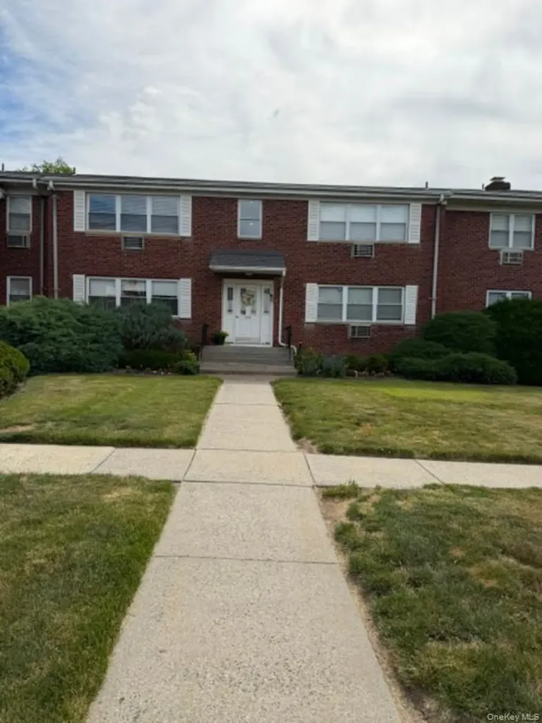 233 N Middletown Road Pearl River NY 10965
