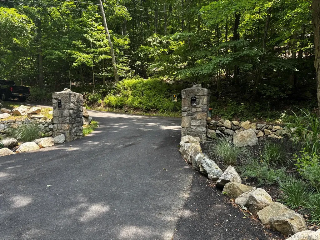 560 Oscawana Lake Road Putnam Valley NY 10579