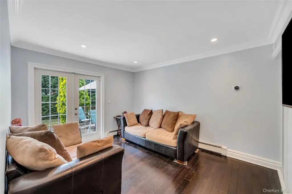 11 Ann Court North Babylon NY 11703