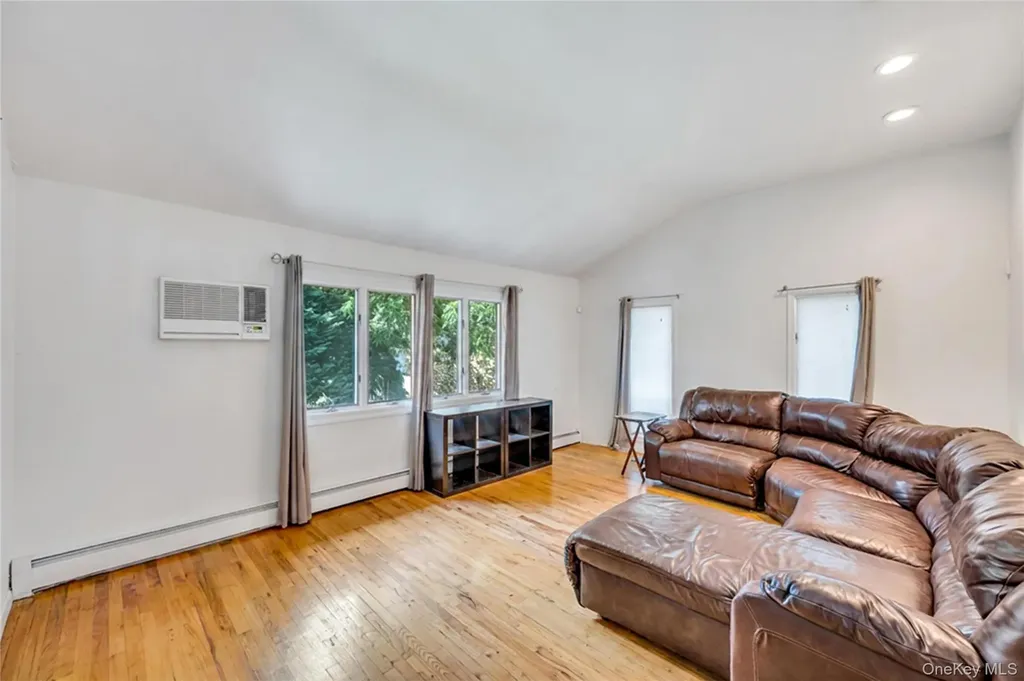 11 Ann Court North Babylon NY 11703