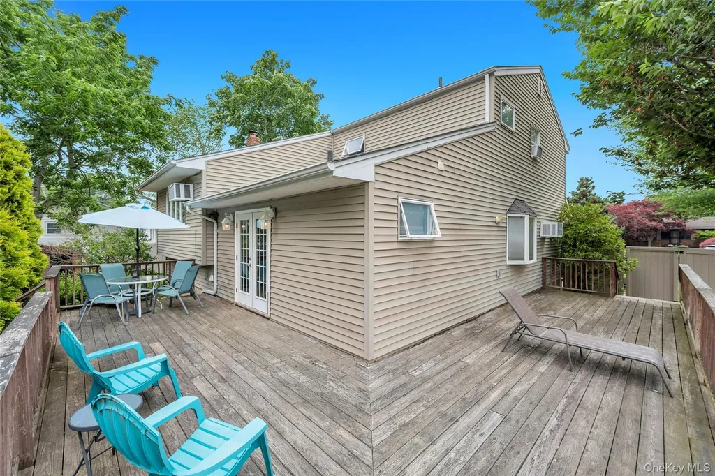 11 Ann Court North Babylon NY 11703