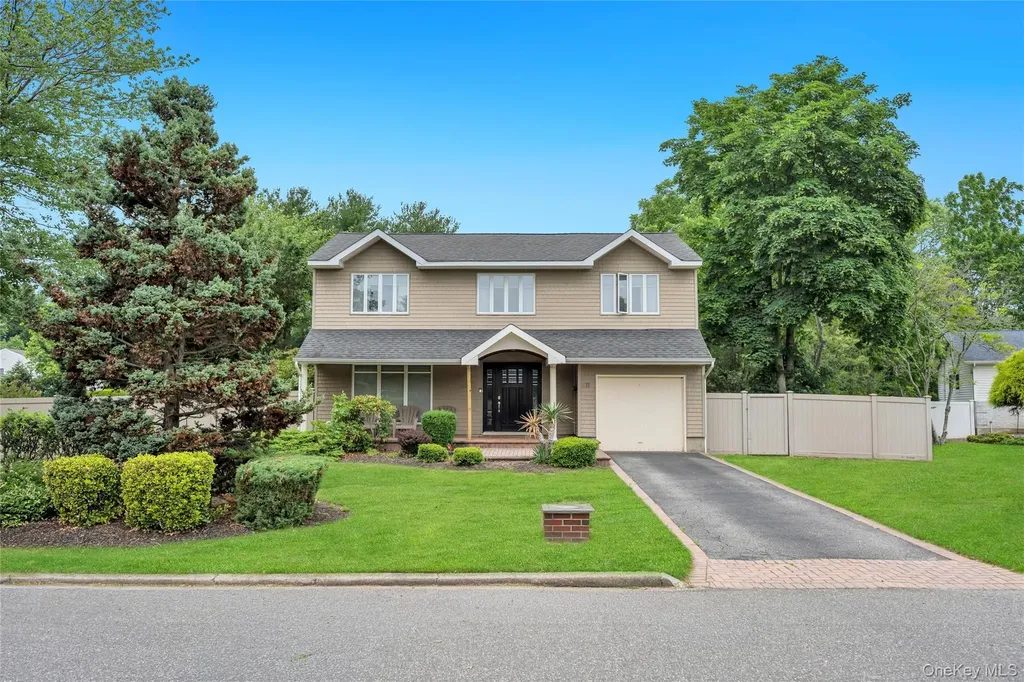 11 Ann Court North Babylon NY 11703