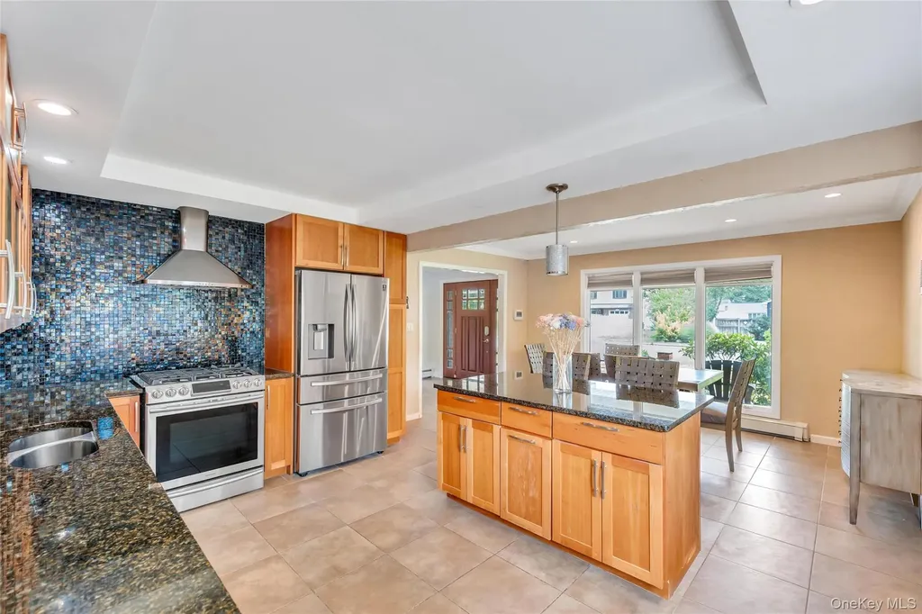 11 Ann Court North Babylon NY 11703