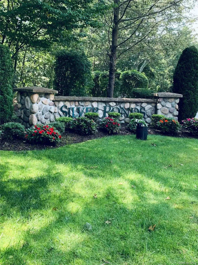 129 Farm House Court Manorville NY 11949