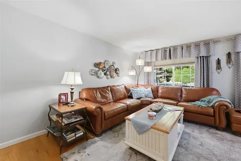 129 Farm House Court Manorville NY 11949