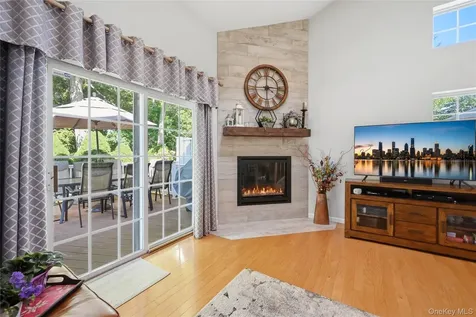 129 Farm House Court Manorville NY 11949