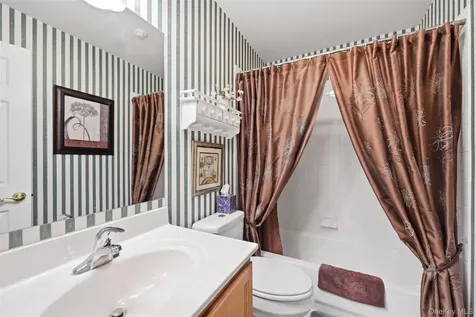 129 Farm House Court Manorville NY 11949
