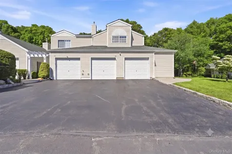 129 Farm House Court Manorville NY 11949