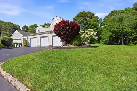 129 Farm House Court Manorville NY 11949