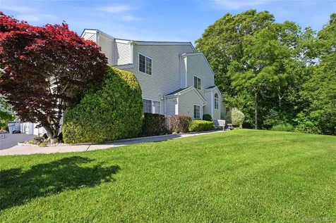 129 Farm House Court Manorville NY 11949