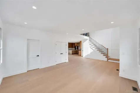 557 Knoll Court Seaford NY 11783