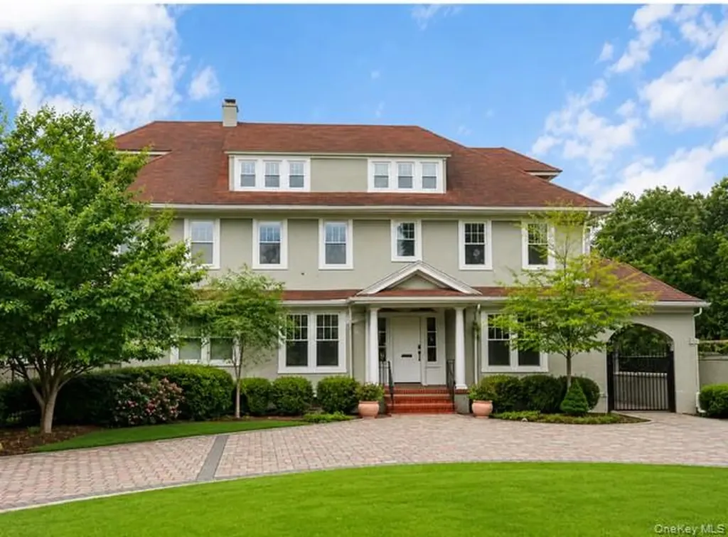 44 S Montgomery Avenue Bay Shore NY 11706