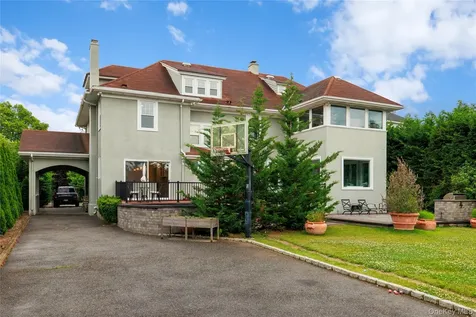 44 S Montgomery Avenue Bay Shore NY 11706