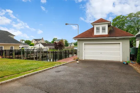 44 S Montgomery Avenue Bay Shore NY 11706