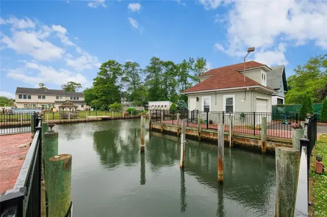44 S Montgomery Avenue Bay Shore NY 11706