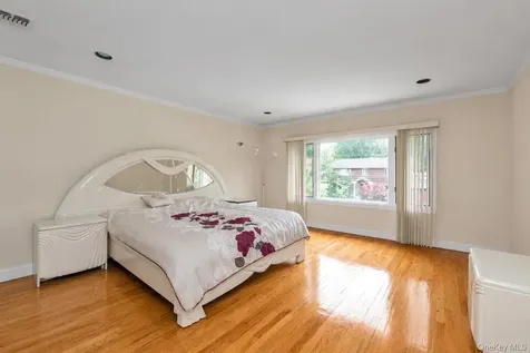 93 Oxford Boulevard Great Neck NY 11023