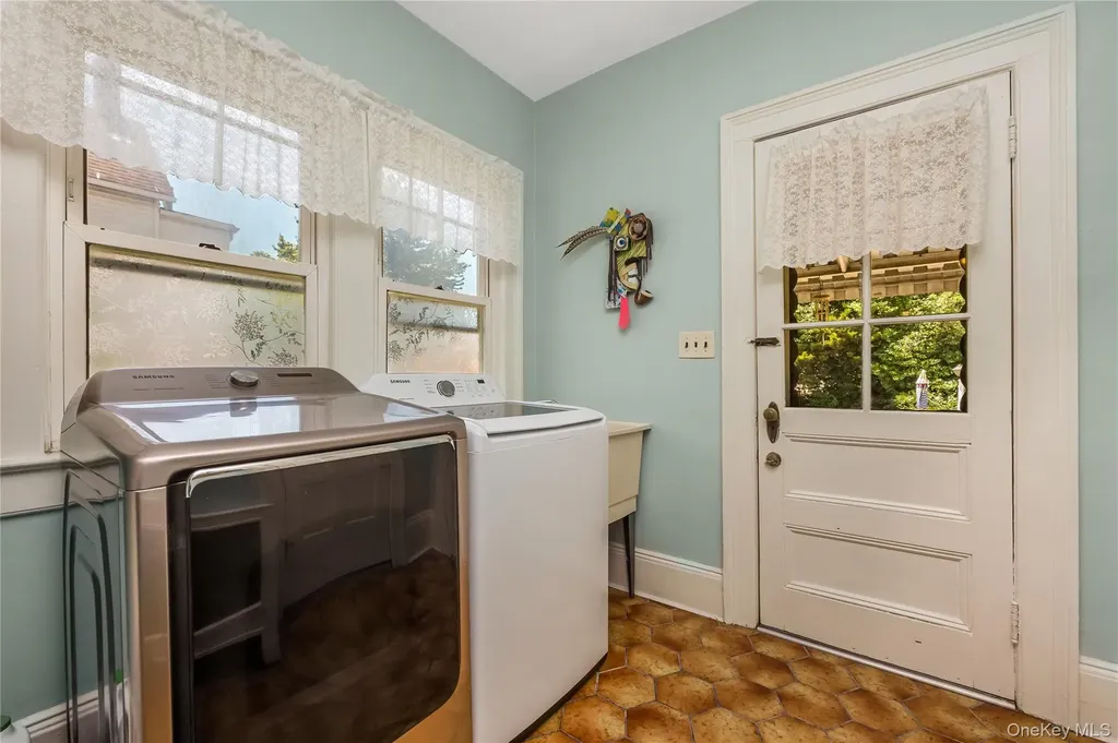 247 Allen Street Lawrence NY 11559