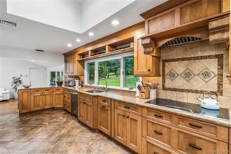 19 Tappentown Lane Brookville NY 11545