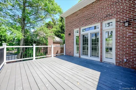 18 Pond Park Road Great Neck NY 11023