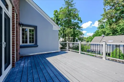 18 Pond Park Road Great Neck NY 11023