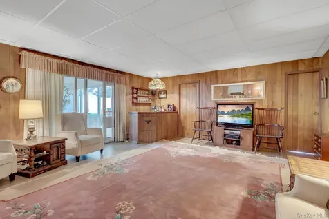 16 Texas Court Syosset NY 11791