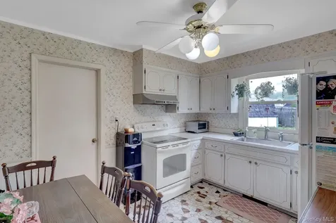 16 Texas Court Syosset NY 11791