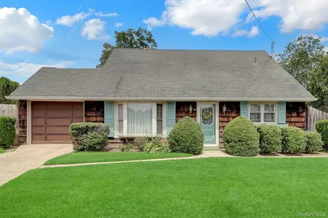 16 Texas Court Syosset NY 11791