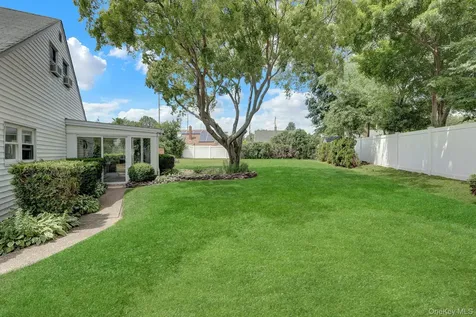 16 Texas Court Syosset NY 11791