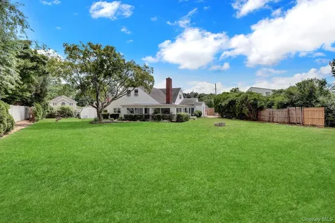 16 Texas Court Syosset NY 11791