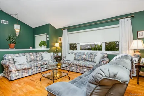 26 Block Terrace Farmingdale NY 11735