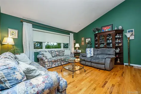 26 Block Terrace Farmingdale NY 11735