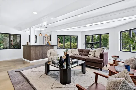 77 Brookside Drive Manhasset NY 11030