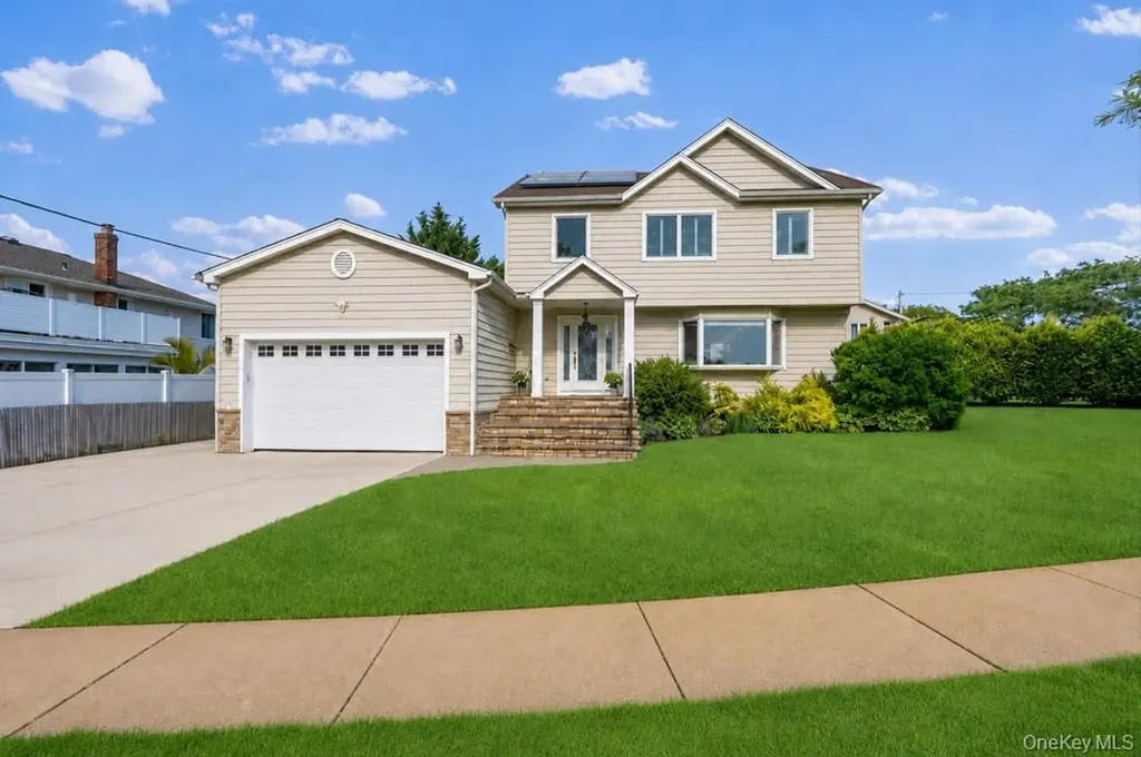 34 Admiral Road Massapequa NY 11758