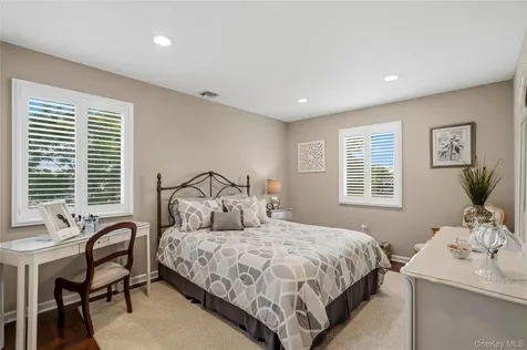 34 Admiral Road Massapequa NY 11758