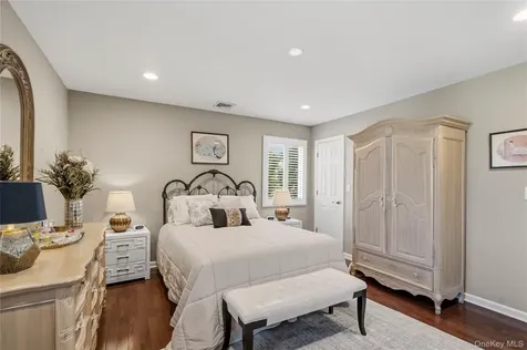 34 Admiral Road Massapequa NY 11758