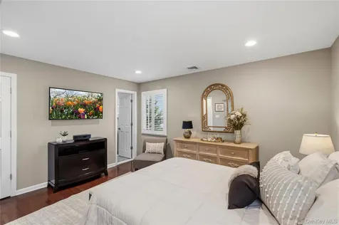 34 Admiral Road Massapequa NY 11758