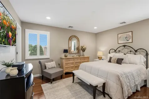34 Admiral Road Massapequa NY 11758