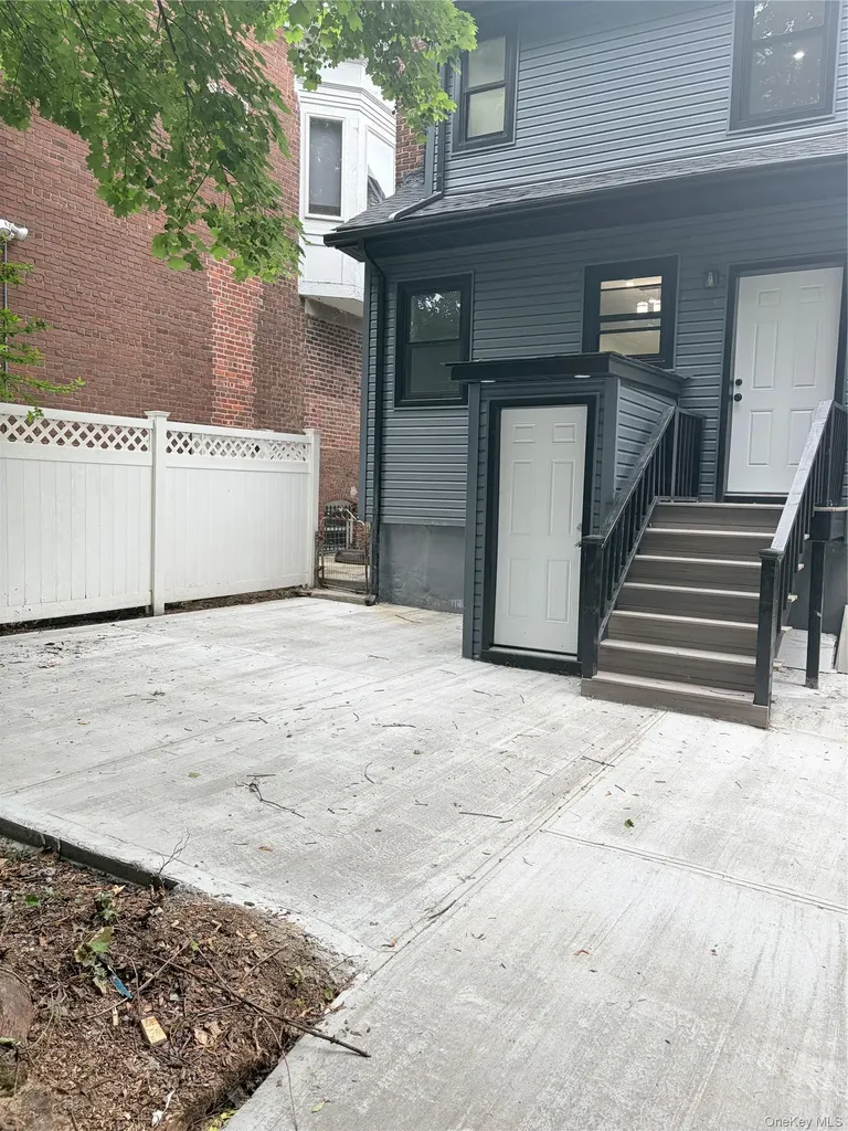 128 E 238th Street Bronx NY 10470