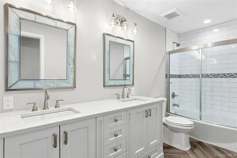 25 Ashley Circle Manorville NY 11949