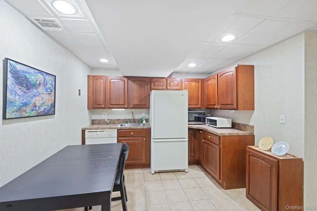 16 Lindbergh Circle Huntington NY 11743