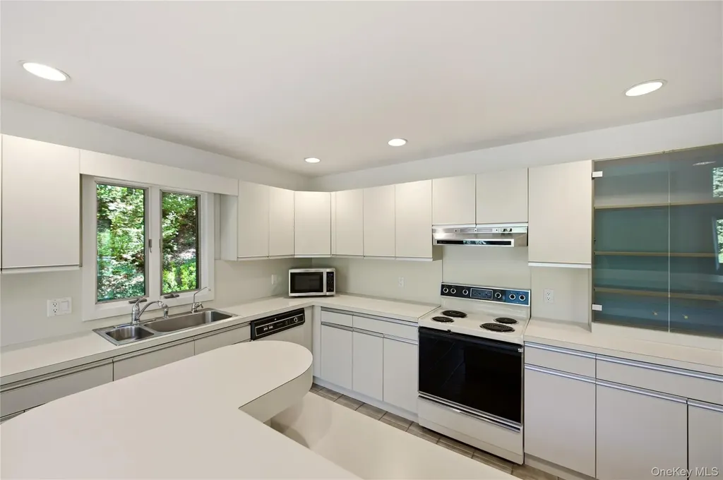 73 Glen Road Baiting Hollow NY 11933