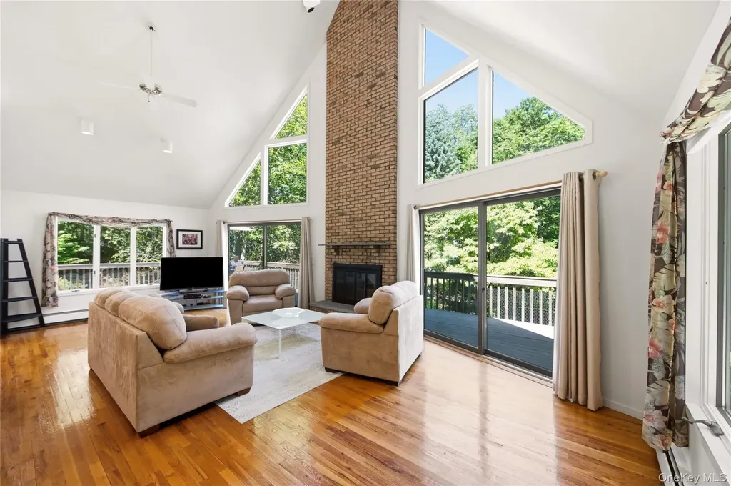 73 Glen Road Baiting Hollow NY 11933