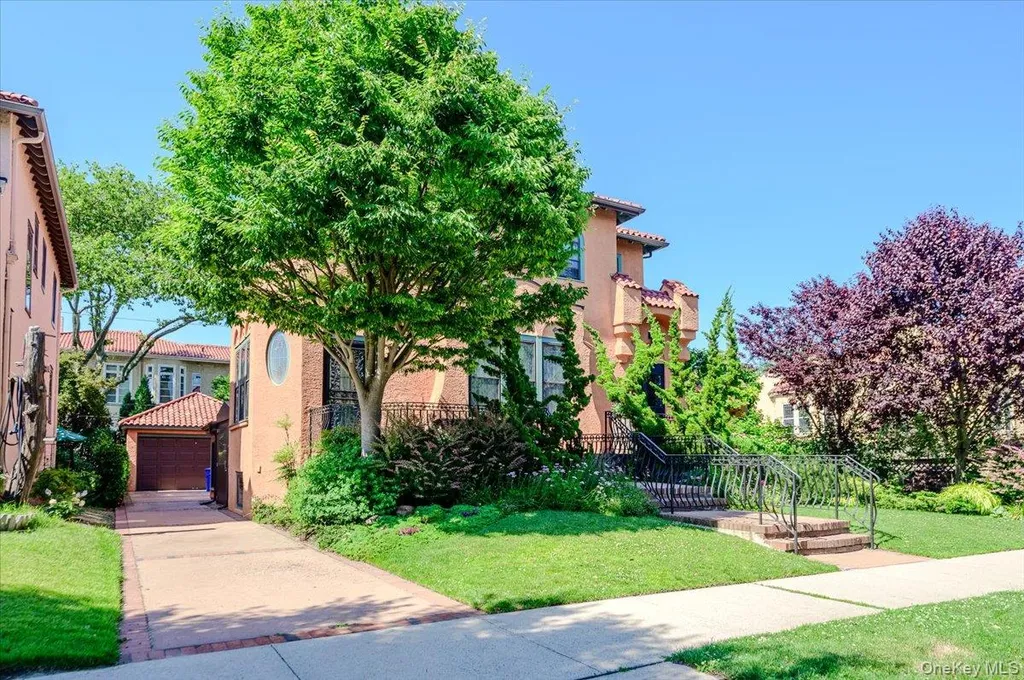 47 E Penn Street Long Beach NY 11561