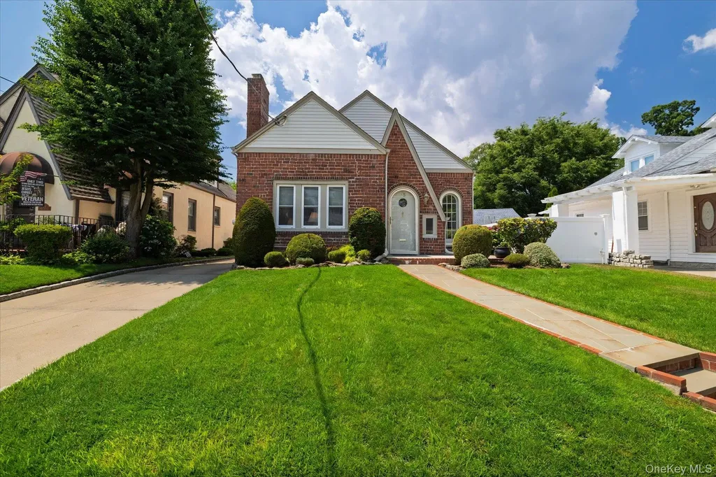 75 Wagg Avenue Malverne NY 11565