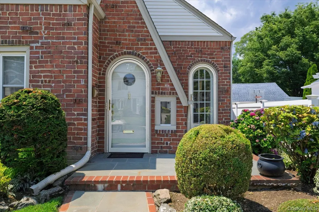 75 Wagg Avenue Malverne NY 11565
