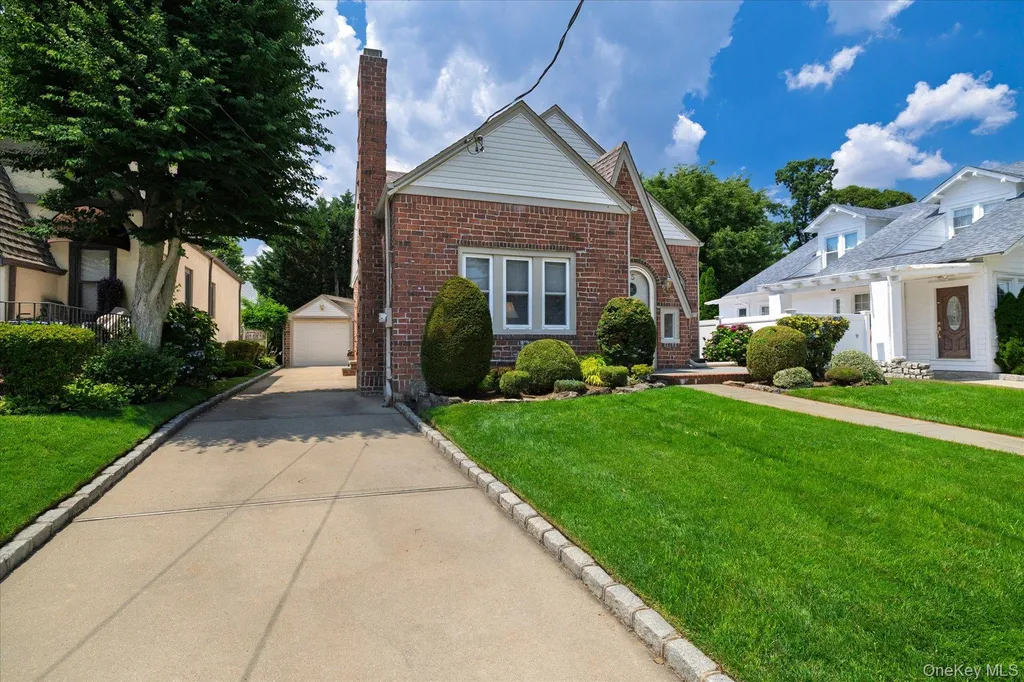 75 Wagg Avenue Malverne NY 11565
