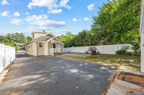 15 Pershing Avenue Locust Valley NY 11560