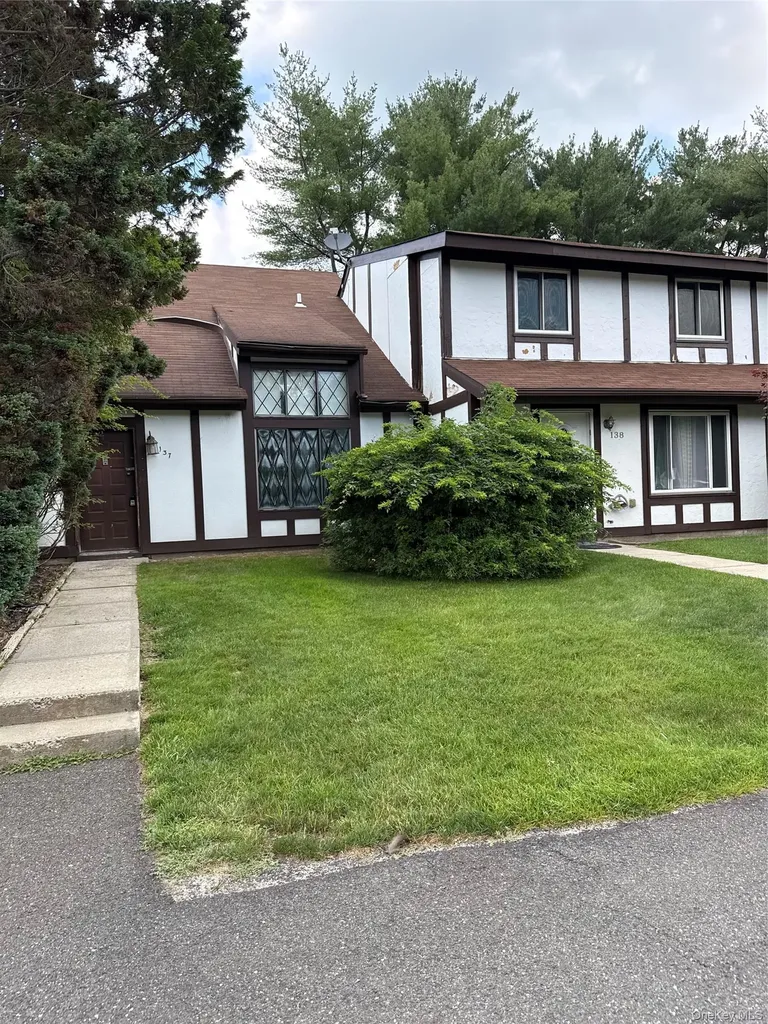 137 Fieldstone Court Middle Island NY 11953