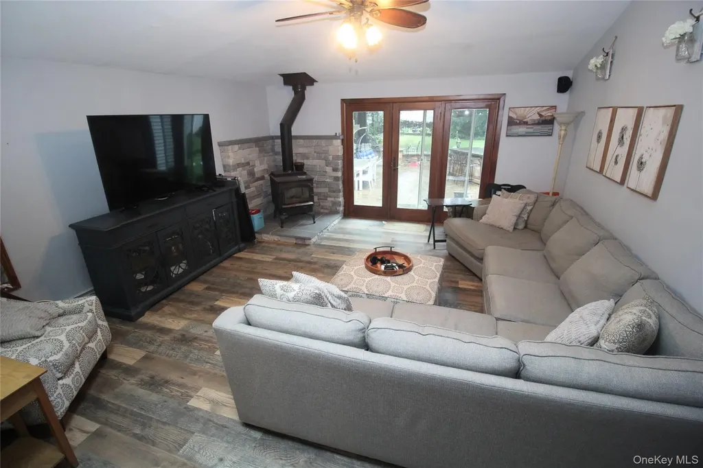 8 Woodbury Road Farmingville NY 11738